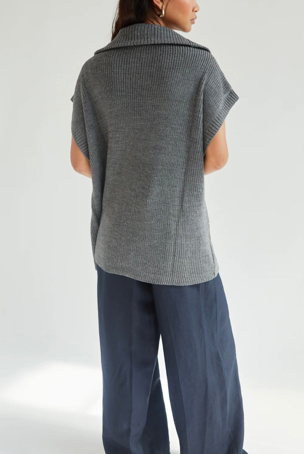 Millie Sleeveless Sweater In Grey