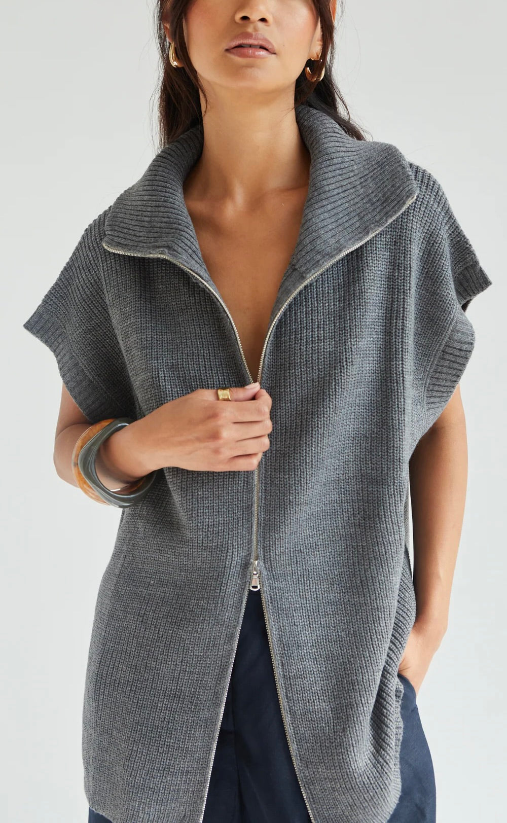 Millie Sleeveless Sweater In Grey